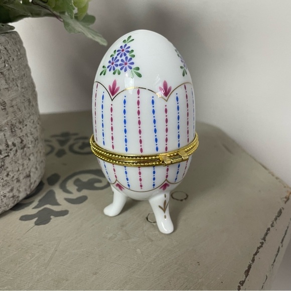 Vintage White Ceramic Victorian Egg Shaped Trinket Box Faberge Egg Inspired - Picture 2 of 3